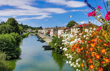 Start planning your cruise and book your excursions in the surroundings of La Rochelle