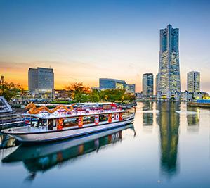 Landmark Tower avec un bateau typique